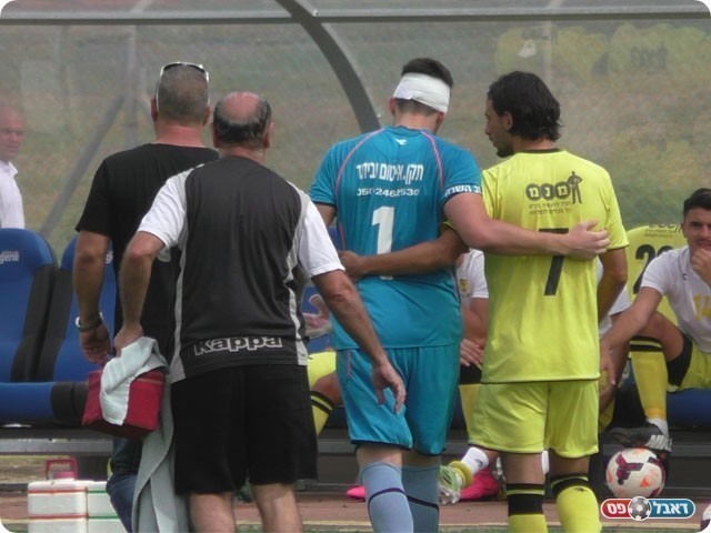 ירין בן דוד מפונה מהמגרש (שקד מורג)